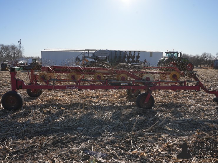 tonutti-12-wheel-hay-rake-image-4