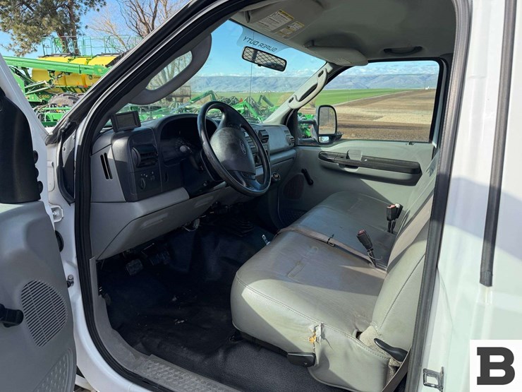 2006-ford-f550-image-33