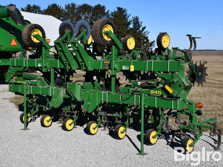 john-deere-845-image-1