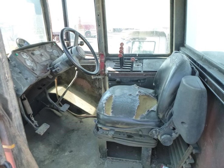 1982-versatile-875-image-6