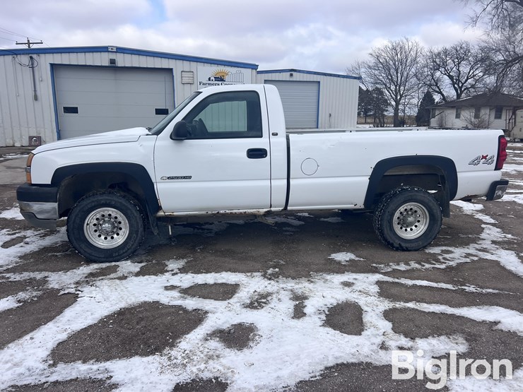 2004-chevrolet-silverado-2500-image-8