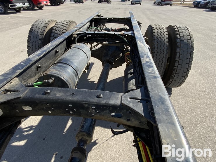 2012-freightliner-m2-106-image-20