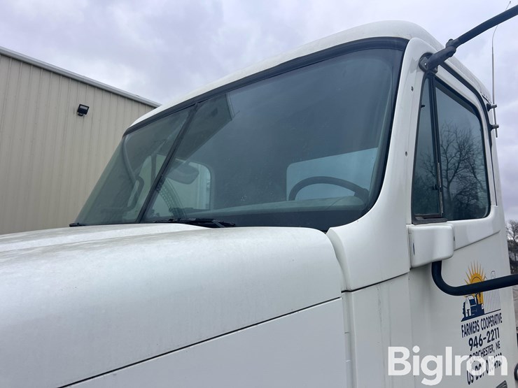 2004-freightliner-columbia-120-image-13