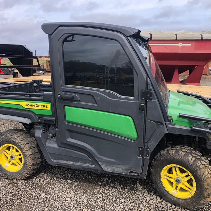 JOHN DEERE GATOR