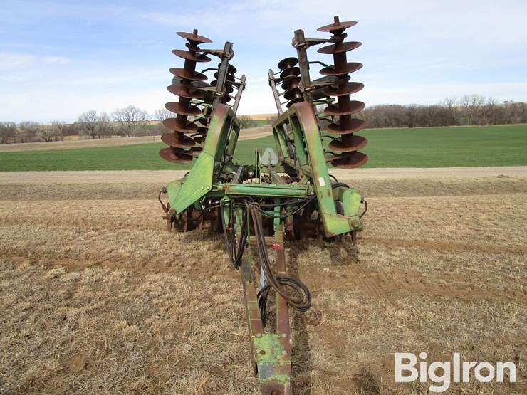 john-deere-335-image-2