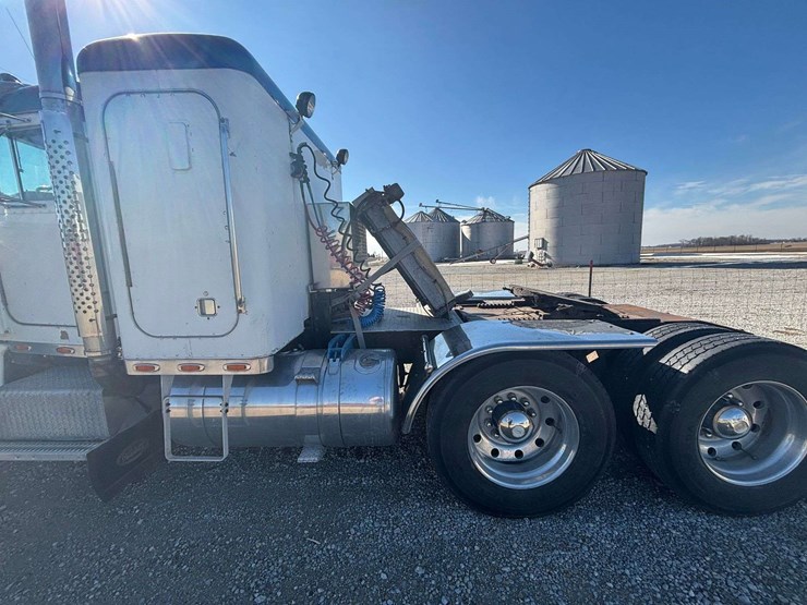 1982-peterbilt-389-image-5