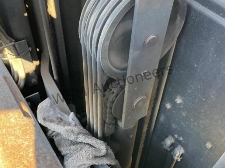 crown-3400-series-electric-order-picker-image-8