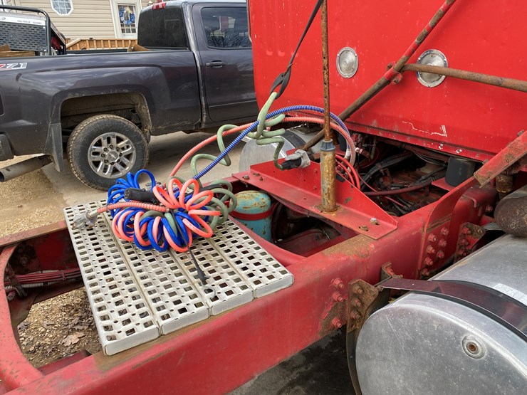 #1152-•-1994-white-gmc-tandem-axle-semi-(has-wi-title)-(non-runner)-(shawano,-wi)-image-23