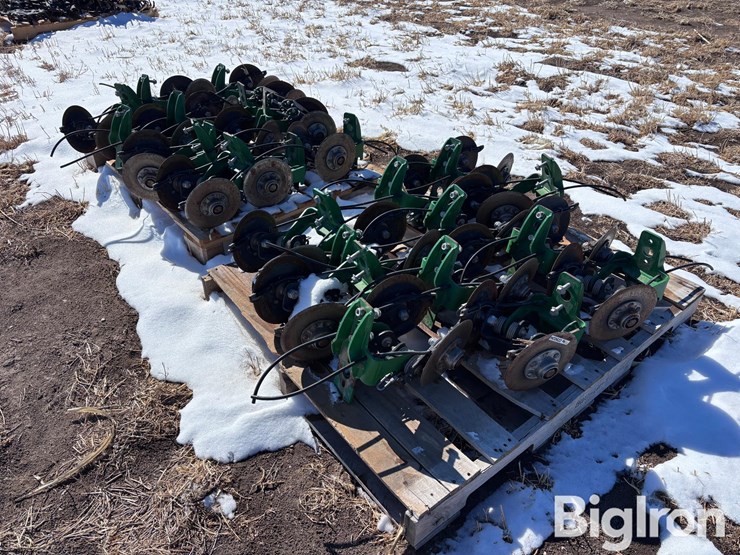 john-deere-rear-mount-disc-fertilizer-for-planter-image-1