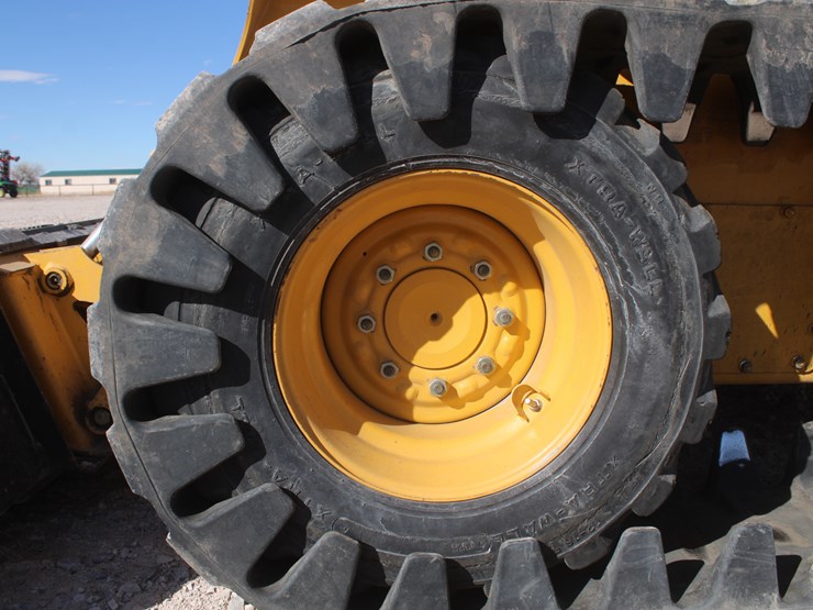 john-deere-325-image-16