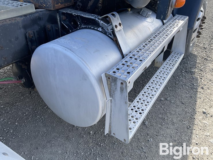 1999-freightliner-fld112-image-11