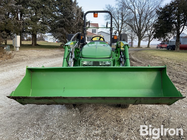 2015-john-deere-3046r-image-2