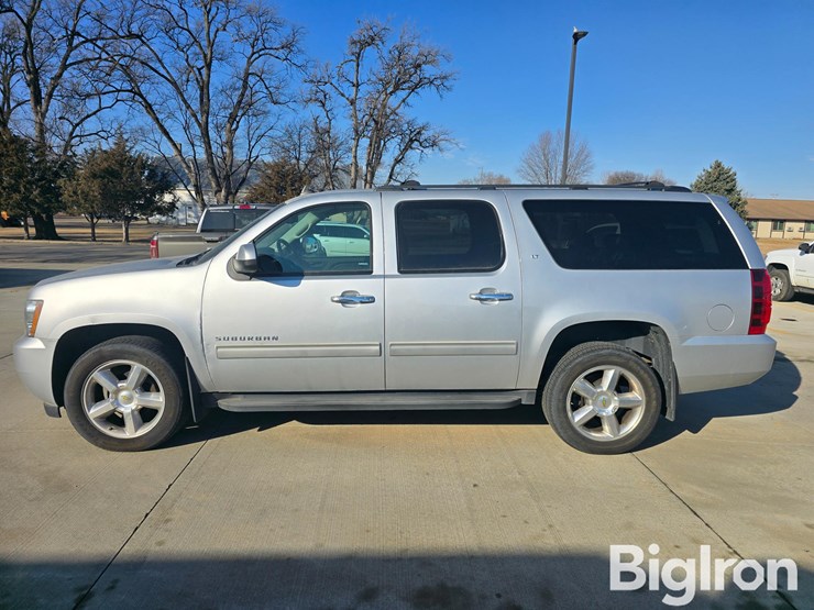 2014-chevrolet-suburban-image-8