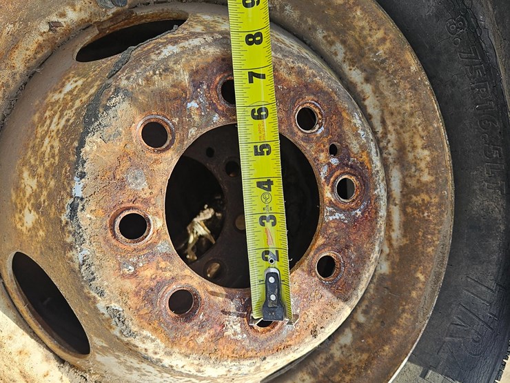 16.5"-tires-on-8-bolt-steel-dually-rims-image-16