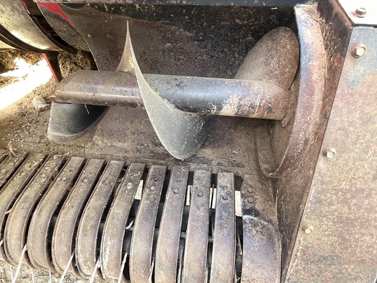 #3200-•-case-8575-square-baler-image-13