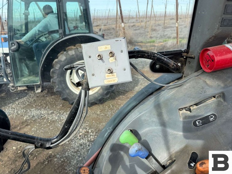 2008-new-holland-tn85fa-image-31