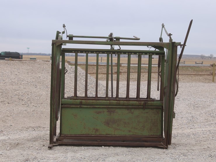 #2089-•-powder-river-squeeze-chute-with-head-gate-image-1