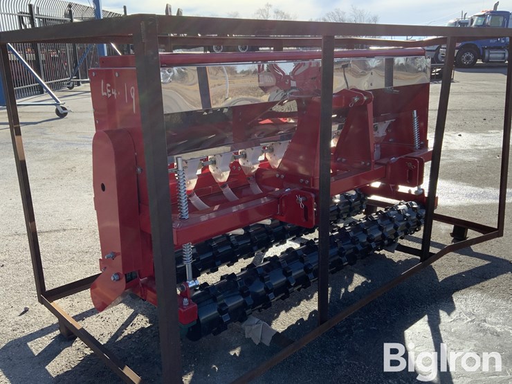 2025-massey-ferguson-730-image-3