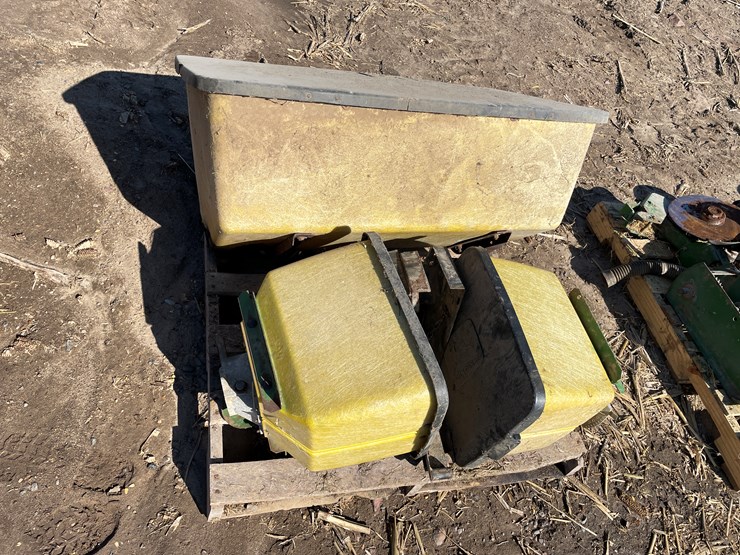 #7410-•-john-deere-fert-boxes-(bloomer,-wi)-image-9