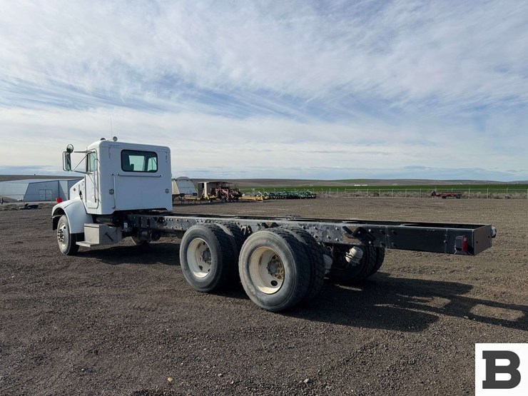 2001-peterbilt-330-image-2