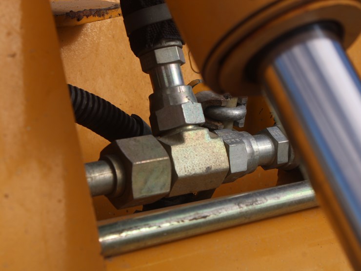 john-deere-325-image-48