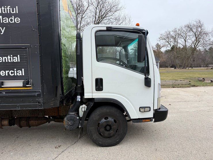#1154-•-2009-isuzu-box-truck-(has-wi-title)-(new-berlin,-wi)-image-4