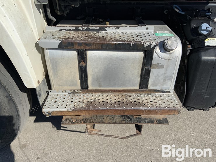 2012-freightliner-m2-106-image-14