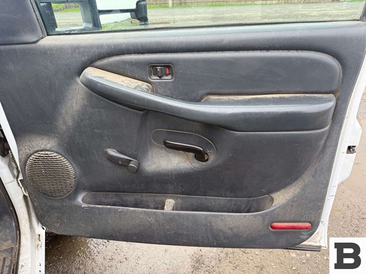 2002-chevrolet-silverado-2500-image-35