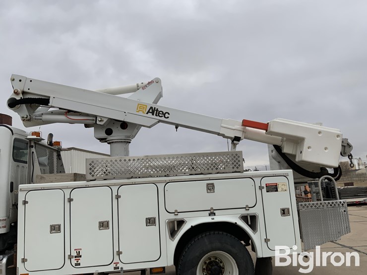 2010-freightliner-m2-106-image-10