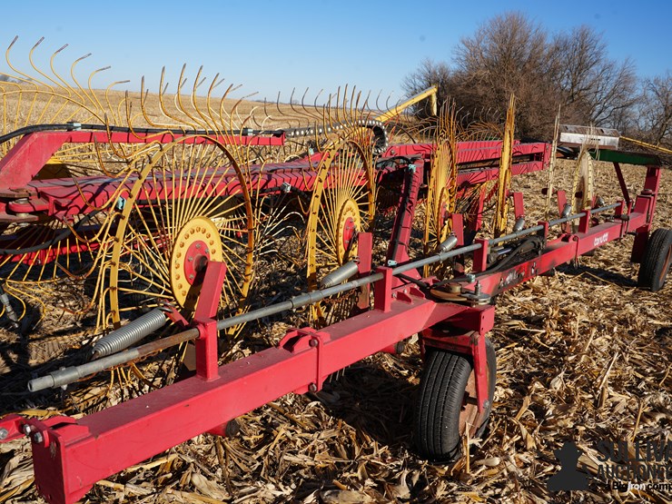 tonutti-12-wheel-hay-rake-image-14