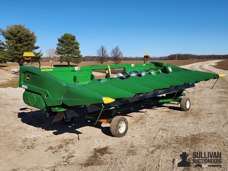 2022-john-deere-c8r-image-3