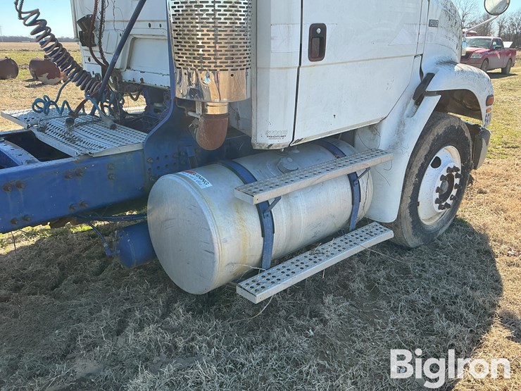 2001-freightliner-fl112-image-11