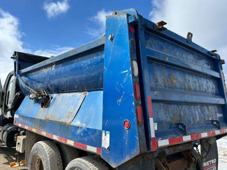 2013-freightliner-108sd-image-32