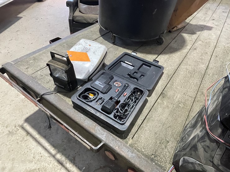 #7219-•-rayovac-workhorse-flash-light-image-1