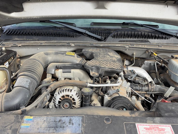 2004-chevrolet-k2500hd-pickup-image-16