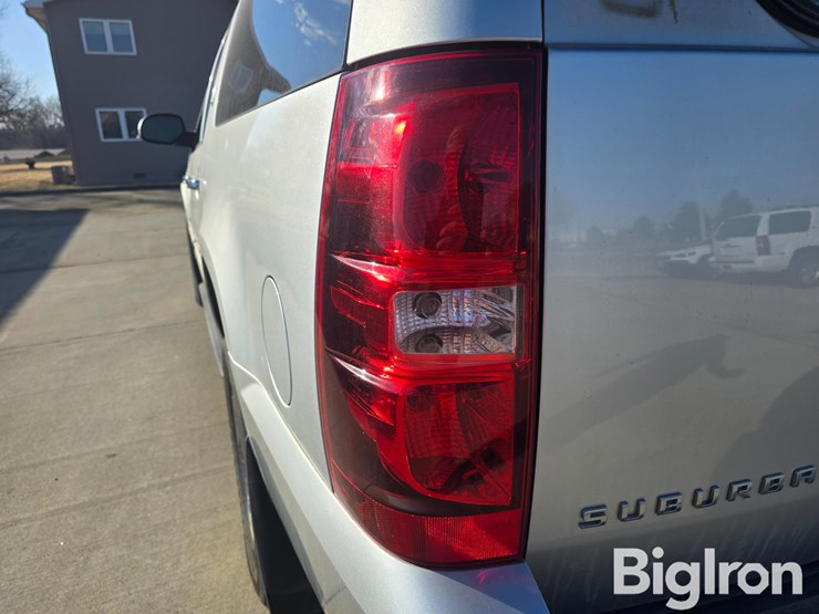 2014-chevrolet-suburban-image-15