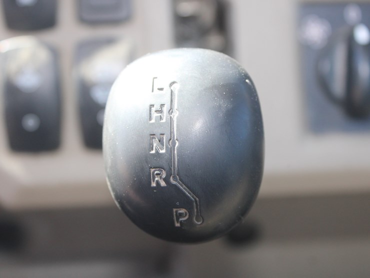 2023-john-deere-gator-image-27