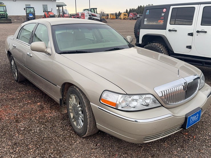 2008-lincoln-town-car-image-5