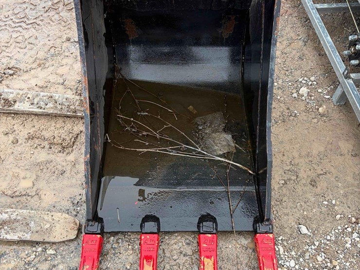 23"-john-deere-backhoe-bucket-image-1