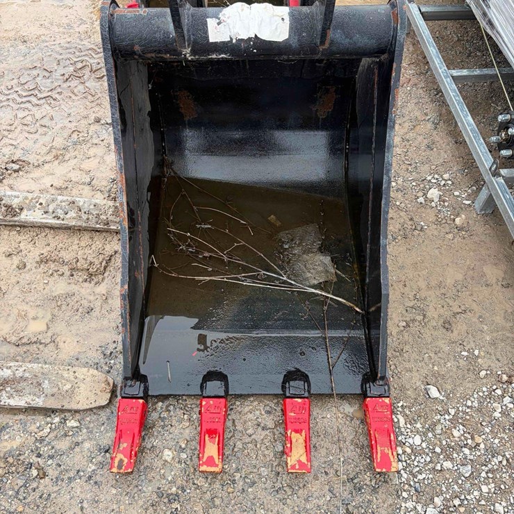 23" John Deere Backhoe Bucket