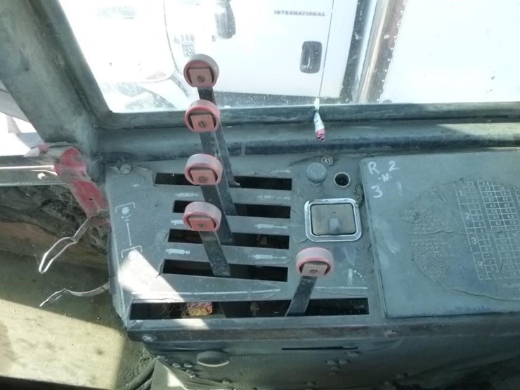 1982-versatile-875-image-9