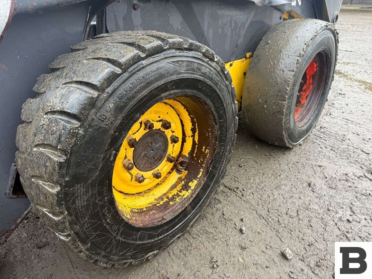 new-holland-l175-image-13