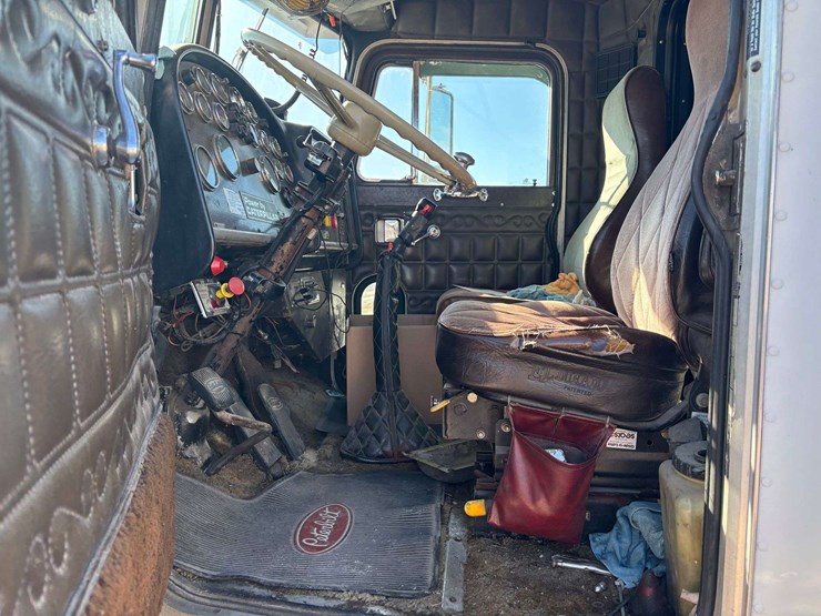 1982-peterbilt-389-image-10