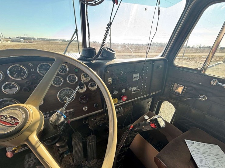 1982-peterbilt-389-image-16