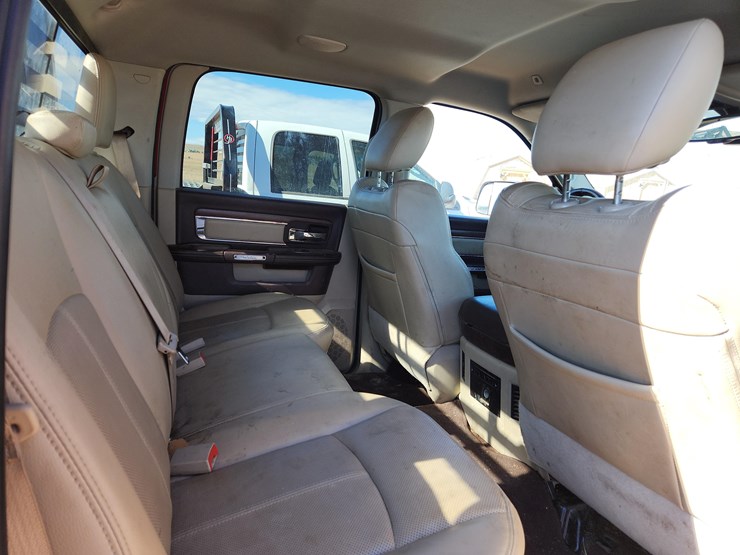 2018-ram-3500-laramie-image-16