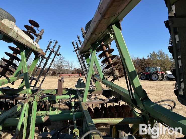 john-deere-335-image-9