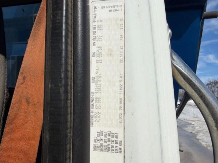 2013-freightliner-108sd-image-10