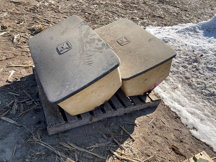 #7410-•-john-deere-fert-boxes-(bloomer,-wi)-image-1