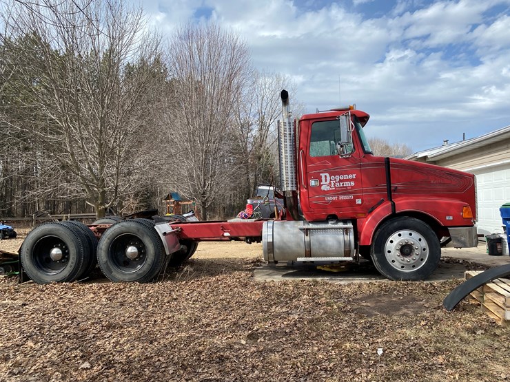#1152-•-1994-white-gmc-tandem-axle-semi-(has-wi-title)-(non-runner)-(shawano,-wi)-image-3