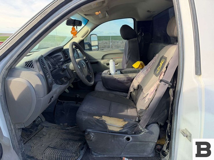 2010-chevrolet-silverado-3500-image-26